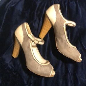 Peep toe stacked heal shoes